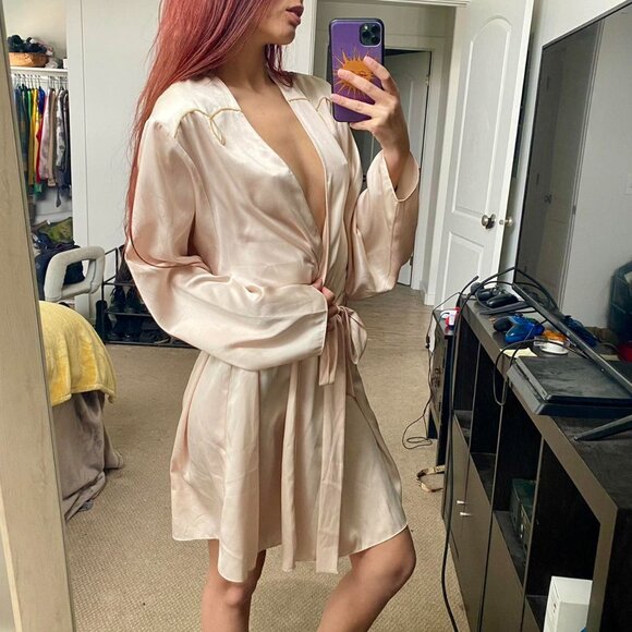 90% NEW VICTORIAS SECRET ROBE, SIZE S - Picture 4 of 8